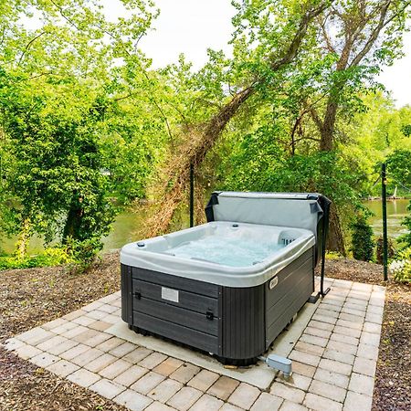 Riverside Tiny Cabin W Hot Tub, Fire Pit, & Kayaks Rileyville Exterior foto